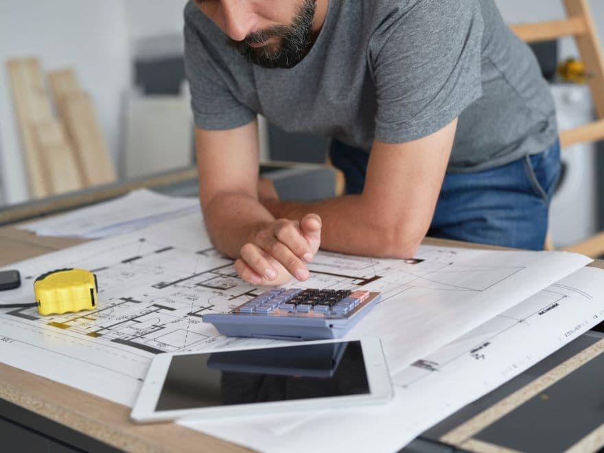 um homem fazendo um calculo