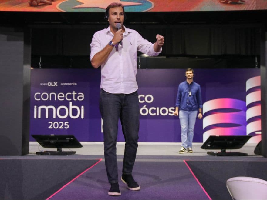 Agente de IA: Alex e Jeferson do Grupo OLX, no centro do Palco Negócios.