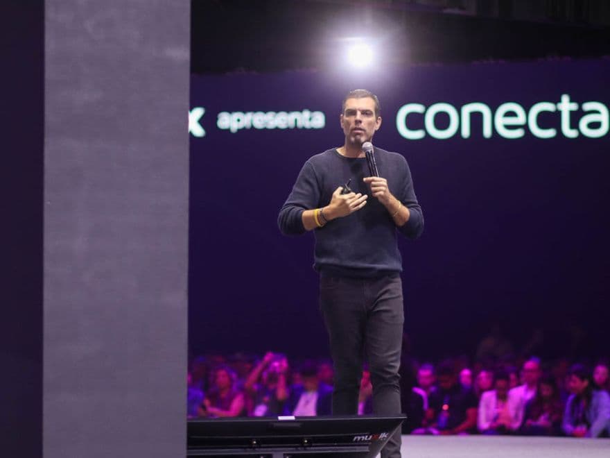 Thiago Concer explicando sobre vendas e como vender imóveis rápido no Conecta Imobi.