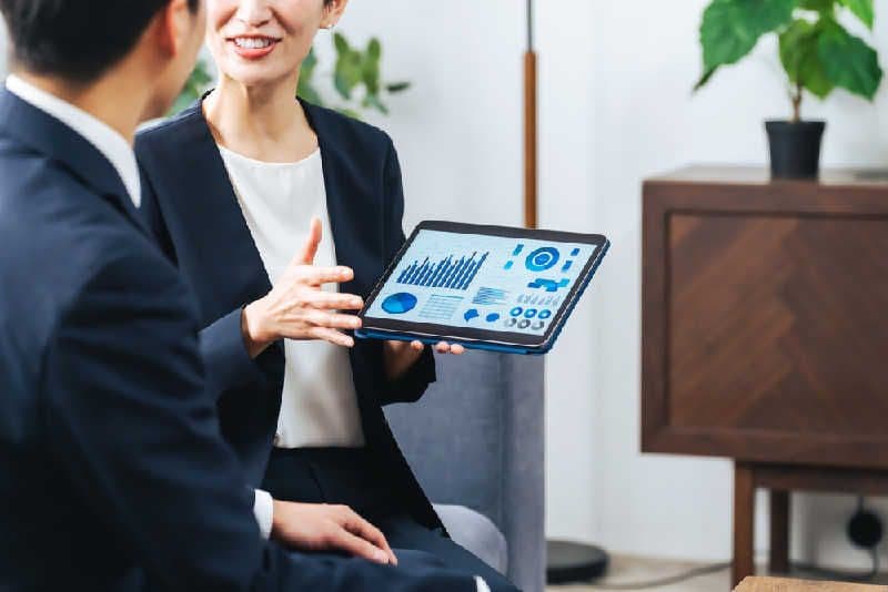 Executivos em reunião, análise de dados como estratégia de compliance immobiliário