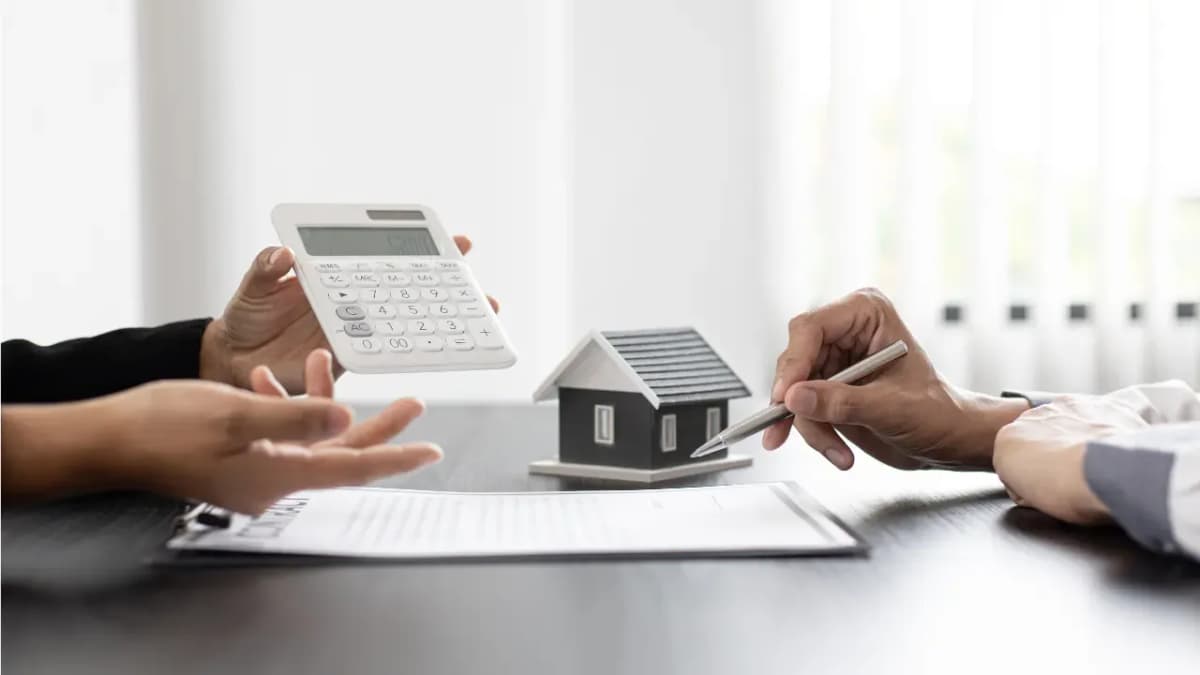 Reunião financeira durante feirão de imóveis analisando custos, contratos, financiamento e negociação imobiliária residencial detalhada.
