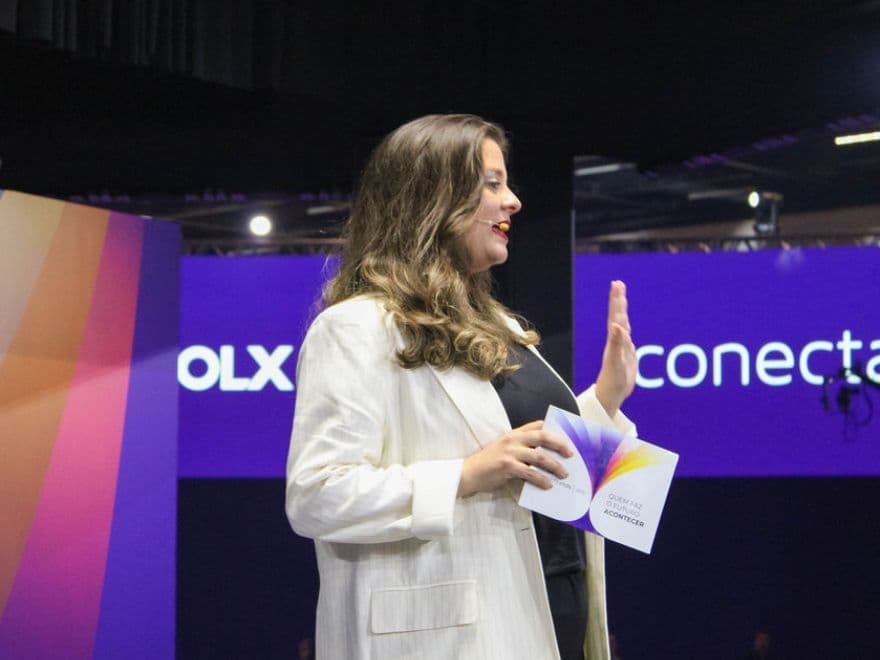 Fotos do evento. Taiane Martins, Gerente de Inteligência de Mercado Grupo OLX, explica sobre funil de vendas e mapa de influência.