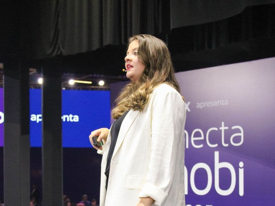  Fotos do evento. Taiane Martins, Gerente de Inteligência de Mercado Grupo OLX, explica sobre funil de vendas no Conecta Imobi
