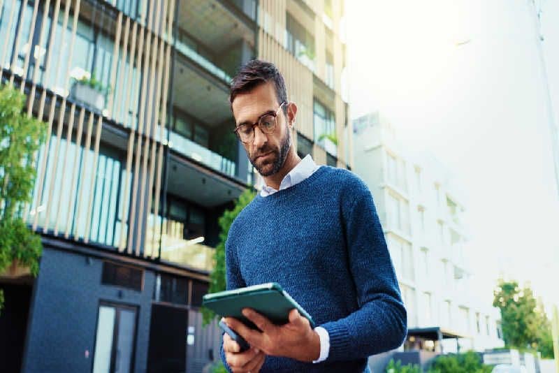 Pessoa analisando os riscos da incorporação imobiliária