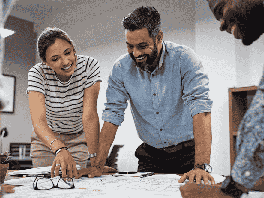 Profissionais avaliando plantas técnicas de empreendimento, destacando os principais pontos da lei de incorporação imobiliária para incorporadoras e imobiliárias.