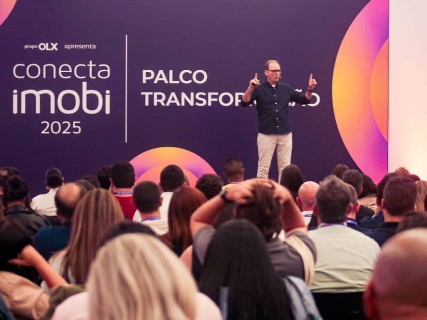 César Gimenez apresentando a palestra no Conecta Imobi 2025 para profissionais do mercado imobiliário, destacando tendências e inovação no setor.