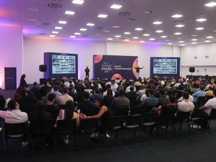 Plateia de profissionais assistindo palestra no Conecta Imobi 2025, maior evento de tecnologia e inovação do mercado imobiliário no Brasil.