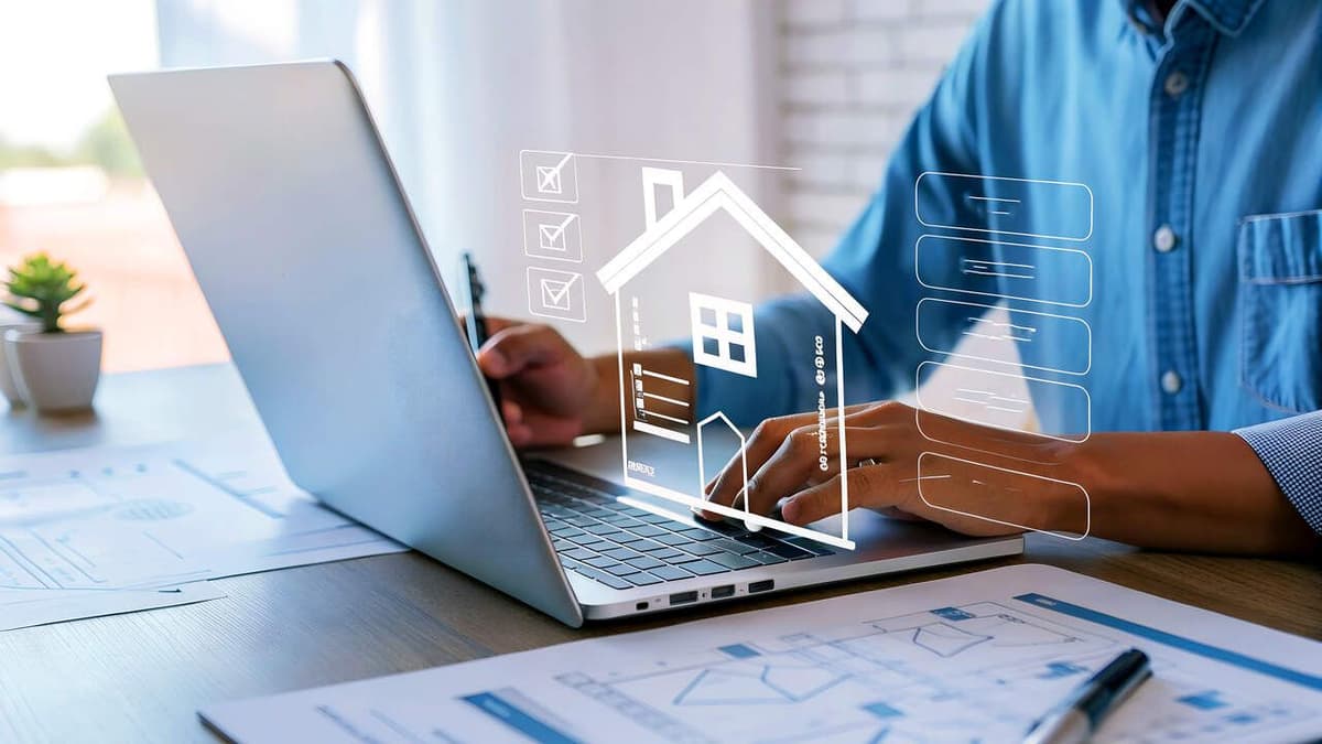 Corretor de imóveis analisando dados e documentos para emissão do Parecer Técnico de Avaliação Mercadológica (PTAM)
