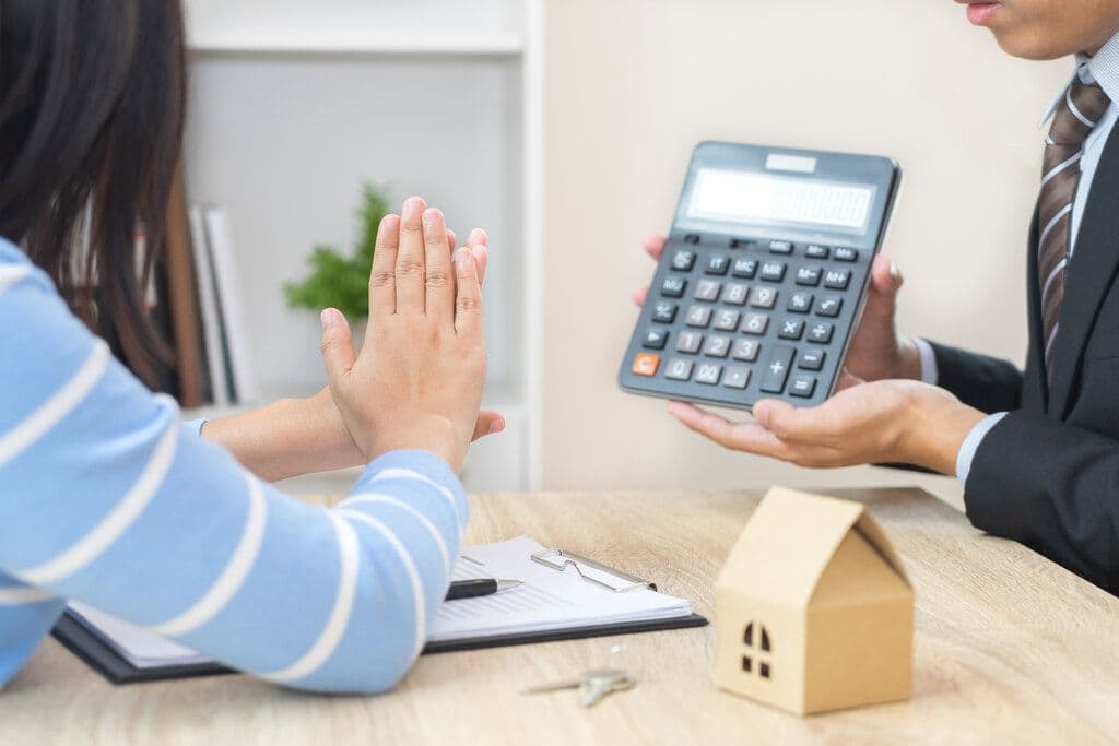 corretando apresentando calculadora para a cliente