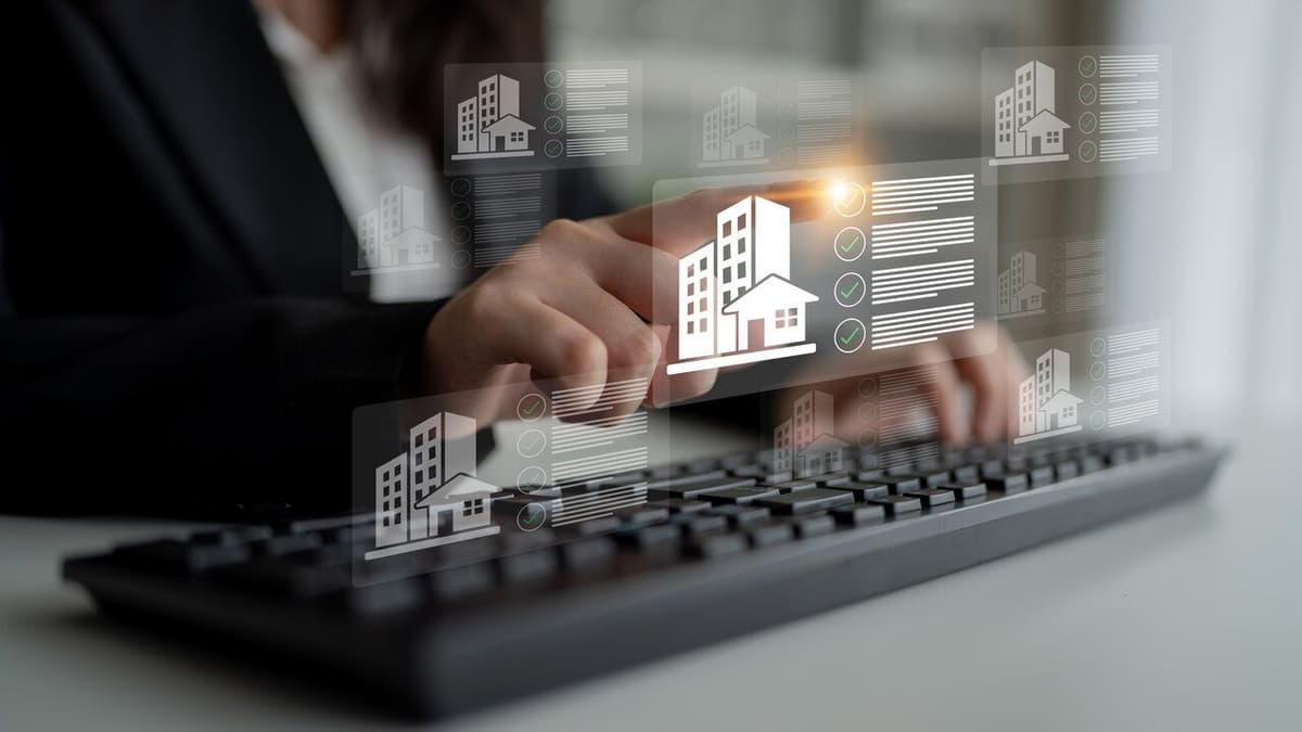 Profissional realizando avaliação imobiliária digital com foco na elaboração do Parecer Técnico de Avaliação Mercadológica (PTAM)