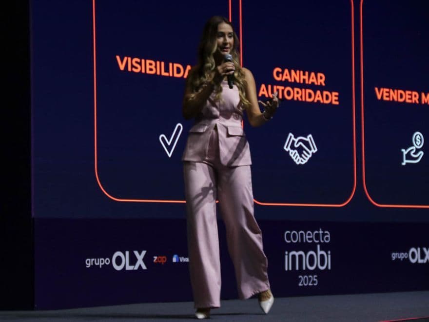 Andressa Siqueira destaca insights visibilidade, comunidade e humização nas redes sociais para corretores de imóveis no Conecta Imobi 2025.