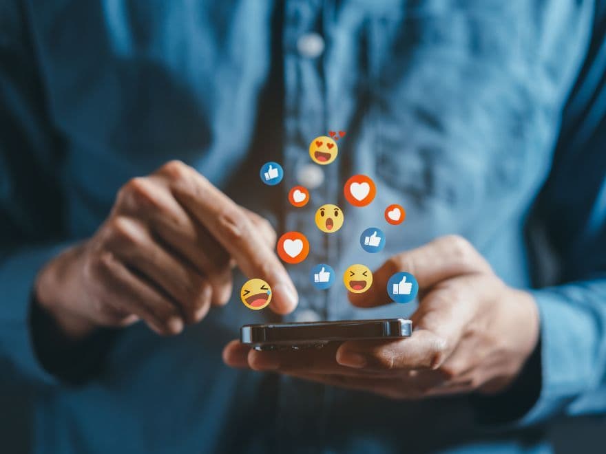 Estratégias e tendências das redes sociais que estão transformando a presença digital de corretores e imobiliárias em 2025.