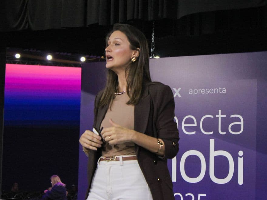 Ana Gasparotto explica sobre redes sociais e como aumentar visibilidade e autoridade no mercado imobiliário durante o Conecta Imobi 2025.