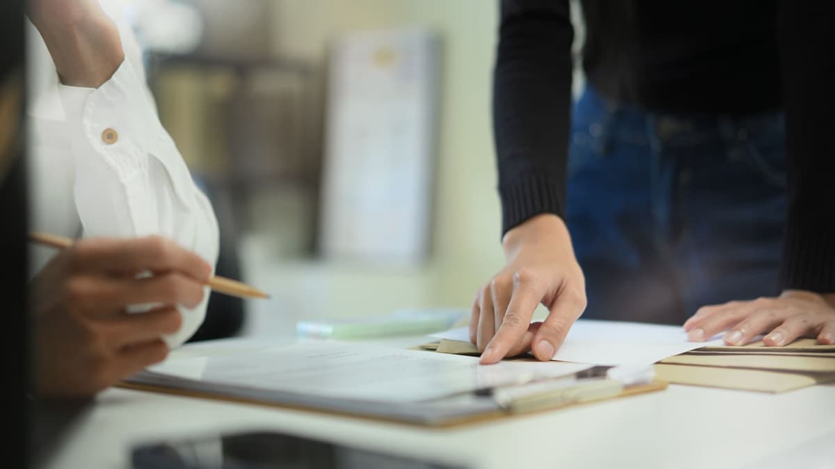pessoas se previnindo contra riscos fundamentais no ramo imobiliario