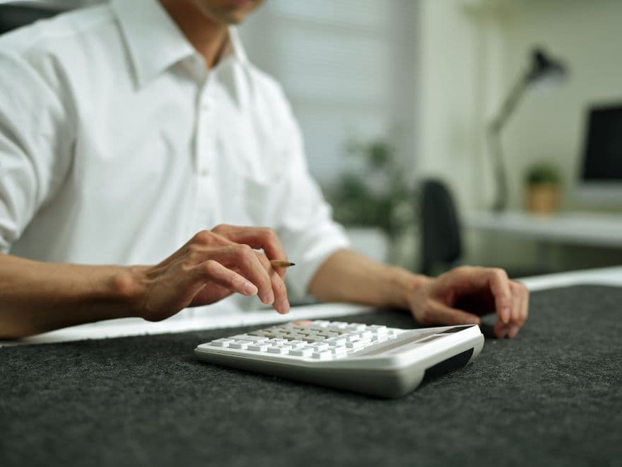 um homem calculando