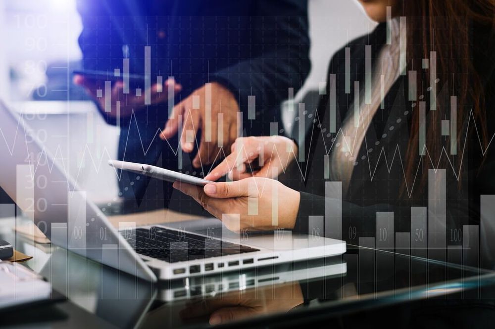 Análise de mercado imobiliária realizada por dois corretores de imóveis