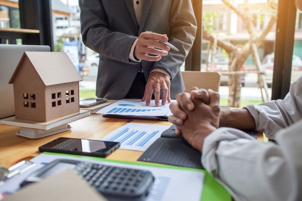 Corretores avaliando oportunidades e riscos na comercialização imobiliária, dia do corretor