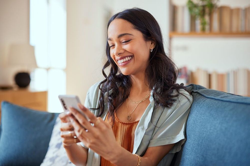Cliente sorridente lendo exemplo de anúncio criativo de imóvel