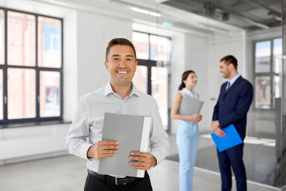 Corretor sorridente ao compreender seus direitos e deveres expressos na Lei do Corretor de Imóveis